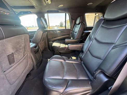 Used 2019 Cadillac Escalade Platinum w/ Escalade Sport Edition AWD/4WD image 19