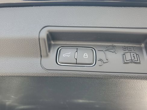 Used 2023 Ford Explorer XLT image 17