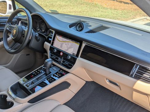 Certified 2025 Porsche Macan AWD/4WD image 27