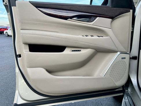 Used 2015 Cadillac Escalade Luxury image 36