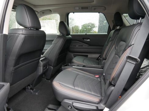 New 2025 Nissan Pathfinder Platinum image 6