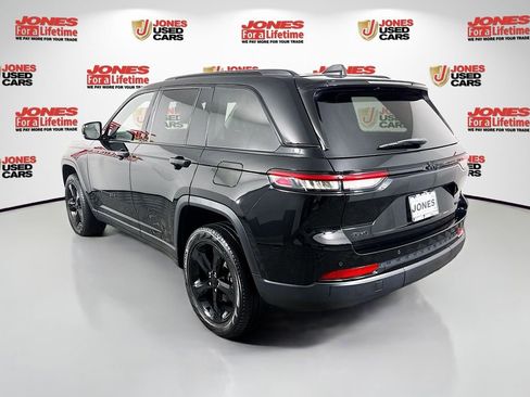 Used 2023 Jeep Grand Cherokee Limited w/ Luxury Tech Group II image 2