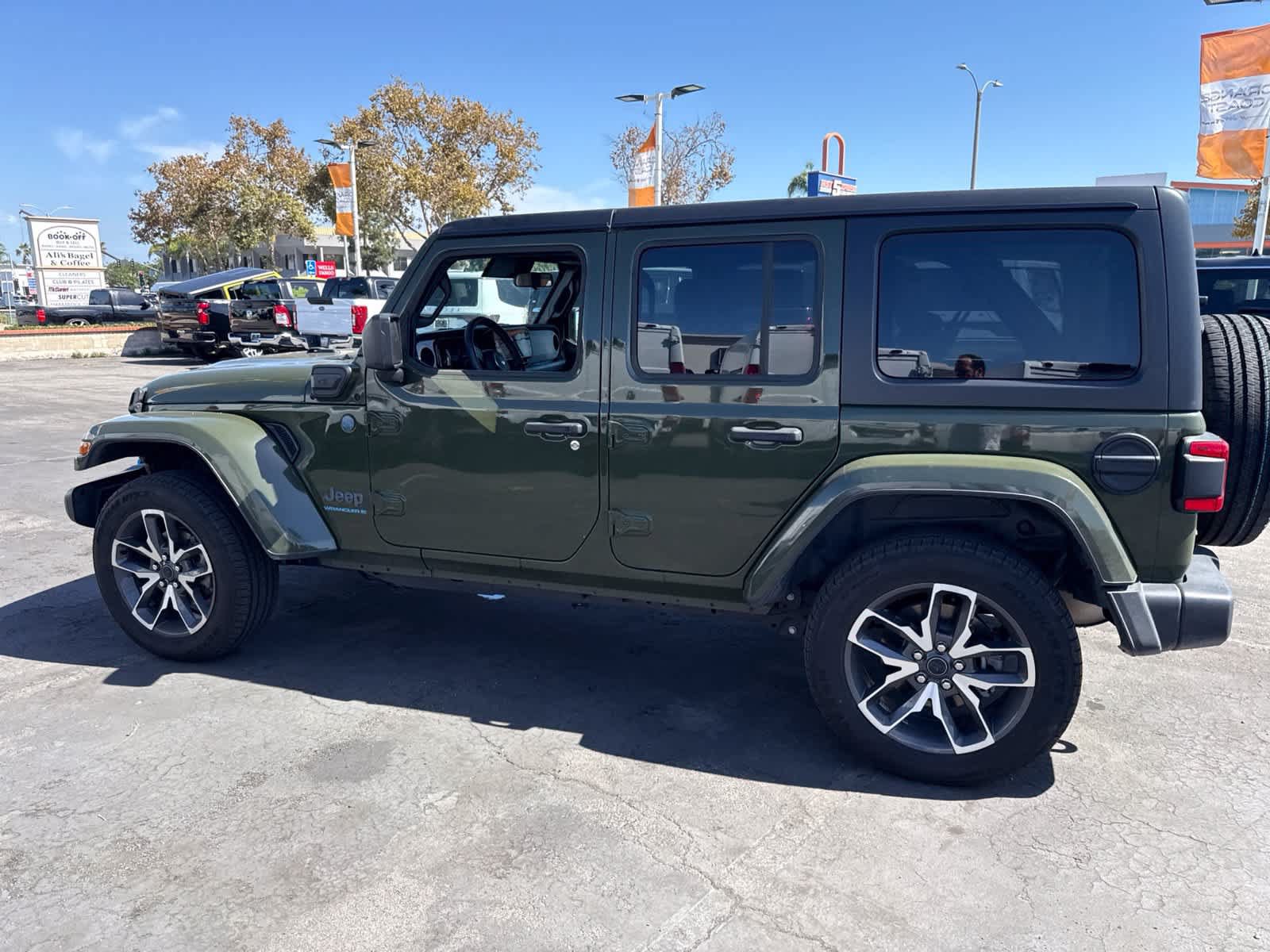 Used 2024 Jeep Wrangler Unlimited w/ Convenience Group AWD/4WD image 21