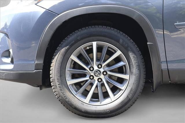Used 2019 Toyota Highlander XLE AWD/4WD image 9