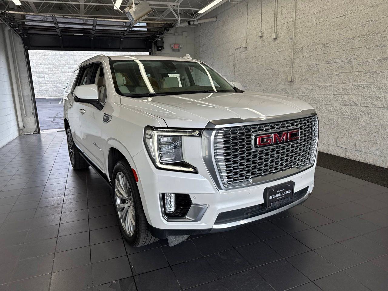 Used 2022 GMC Yukon Denali AWD/4WD image 2