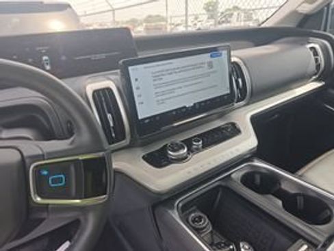 Used 2025 Ford Expedition Active RWD image 10