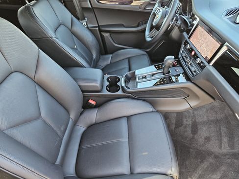 Certified 2025 Porsche Macan image 15