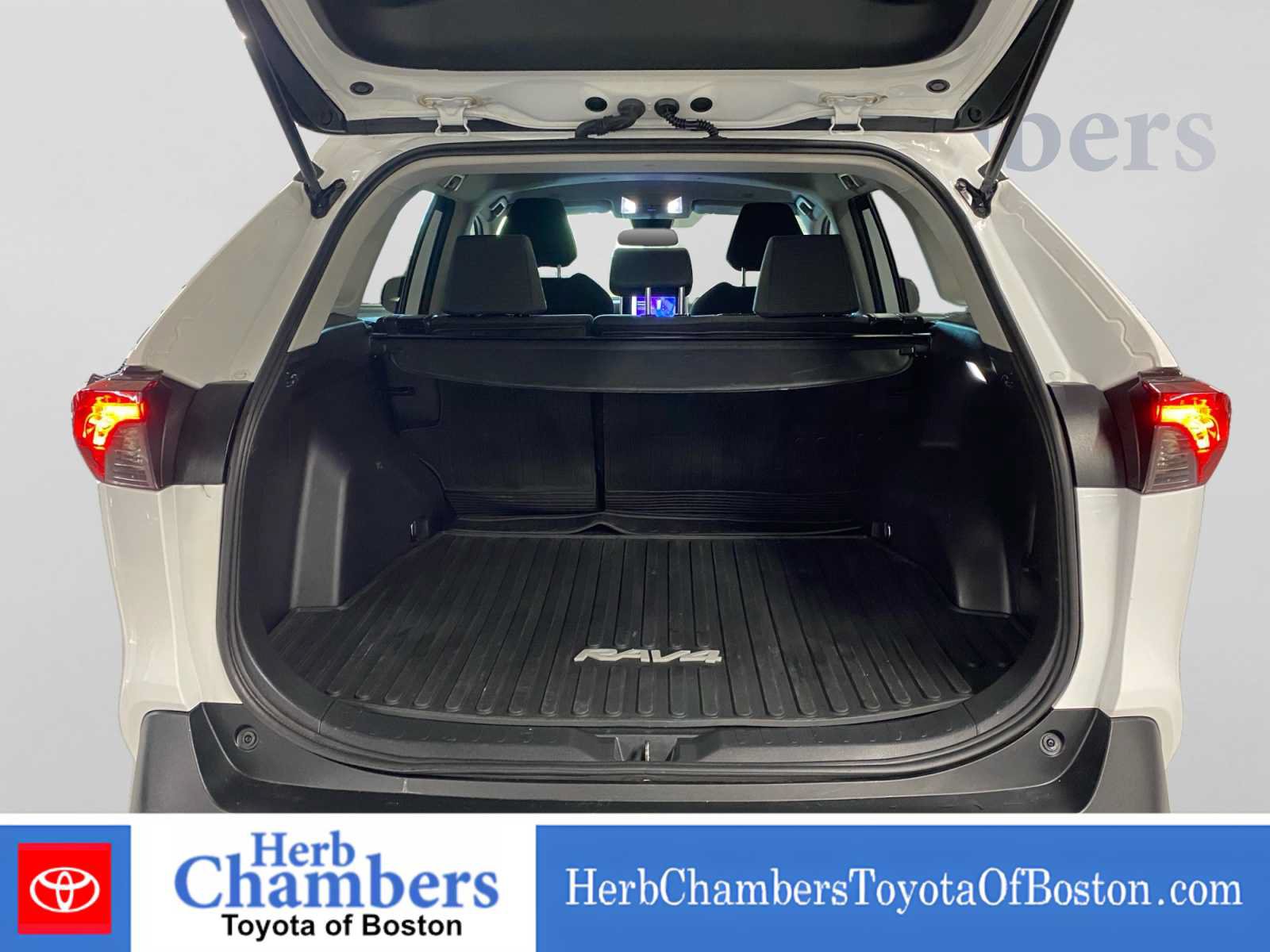 Used 2023 Toyota RAV4 LE AWD/4WD image 4