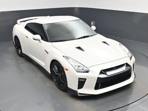 Used 2018 Nissan GT-R Premium w/ Premium Interior Package image 30