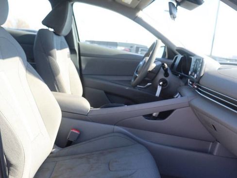 Used 2023 Hyundai Elantra SE FWD image 15