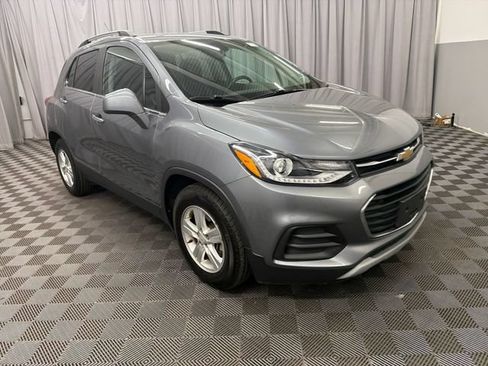 Used 2019 Chevrolet Trax LT w/ LT Convenience Package FWD image 3