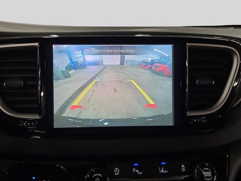 Used 2025 Chrysler Pacifica Select FWD image 22