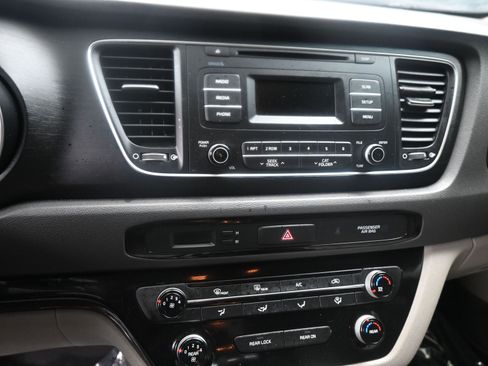 Used 2015 Kia Sedona L image 15