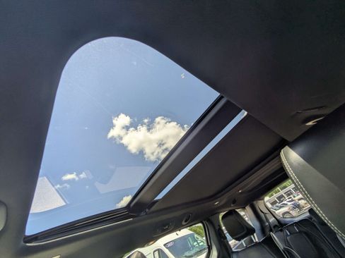 Used 2022 Chrysler Pacifica Limited w/ Uconnect Theater Family Group FWD image 23