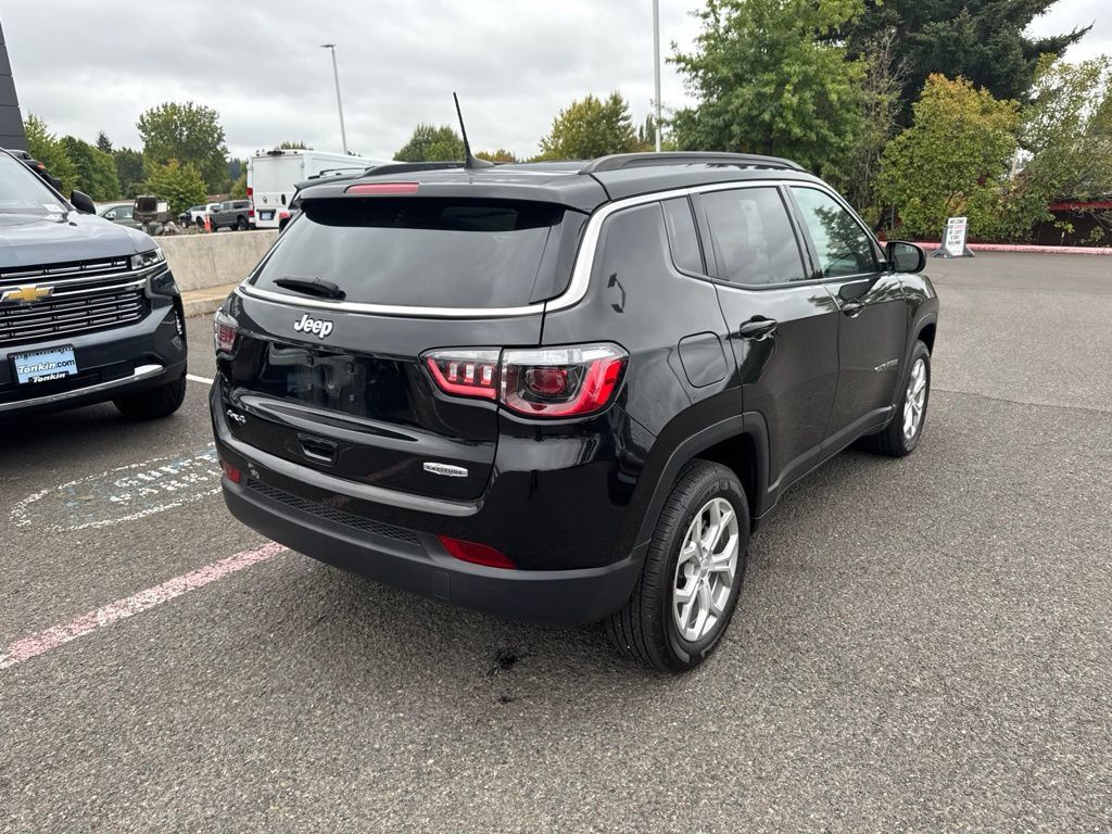 Used 2024 Jeep Compass Latitude AWD/4WD image 9