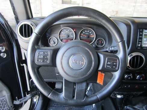 Used 2017 Jeep Wrangler Unlimited Sahara AWD/4WD image 13