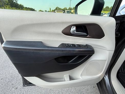 Used 2019 Chrysler Pacifica Touring-L FWD image 19