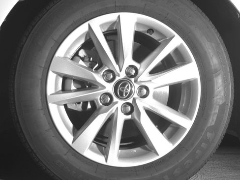 Used 2025 Toyota Camry LE image 12