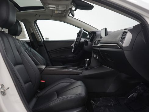 Used 2018 MAZDA MAZDA3 Touring FWD image 11