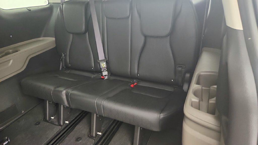 Used 2025 Kia Carnival EX FWD image 25