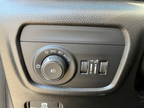Used 2023 Jeep Grand Cherokee Limited AWD/4WD image 19