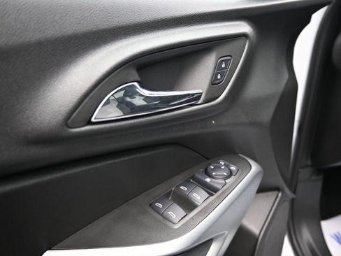 Used 2025 Chevrolet Trax RS w/ Sunroof Package FWD image 24