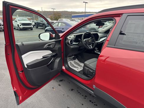 New 2026 Chevrolet Trax LT w/ Sunroof Package image 9