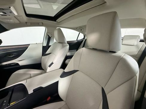 Certified 2025 Lexus ES 300h w/ Premium Package image 10