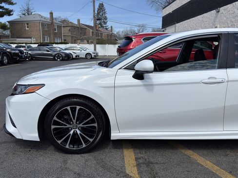 Used 2020 Toyota Camry SE image 4
