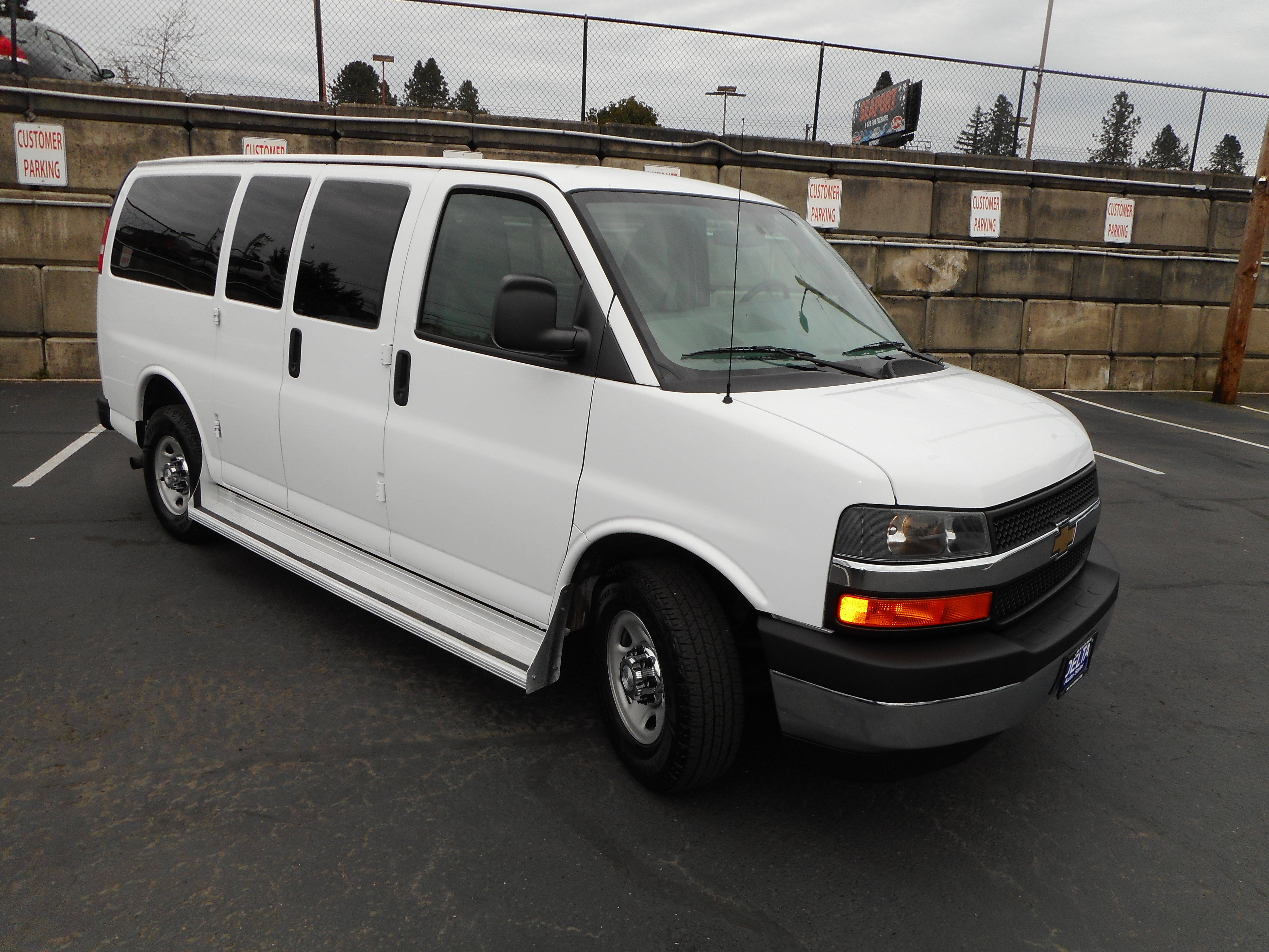 Used 2017 Chevrolet Express 3500 LT w/ LT Preferred Equipment Group RWD image 3