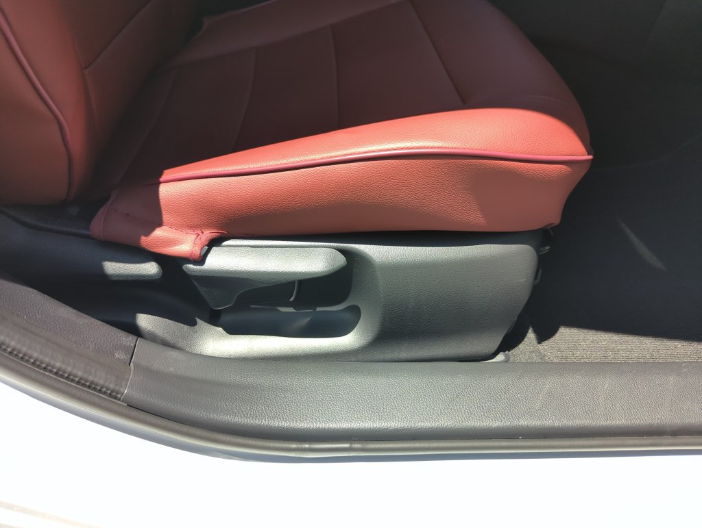 Used 2025 Toyota Prius LE FWD image 34
