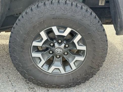 Used 2018 Toyota Tacoma TRD Off-Road image 13