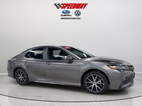 Used 2023 Toyota Camry SE FWD image 3