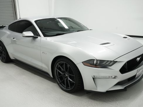 Used 2019 Ford Mustang GT RWD image 3