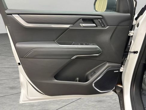 Used 2025 GMC Acadia Elevation image 10