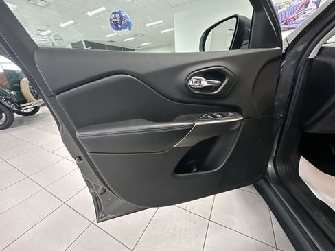 Used 2020 Jeep Cherokee Latitude Plus w/ Cold Weather Group image 23