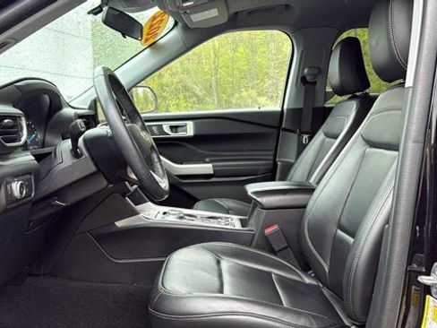 Used 2022 Ford Explorer XLT w/ Equipment Group 202A AWD/4WD image 13