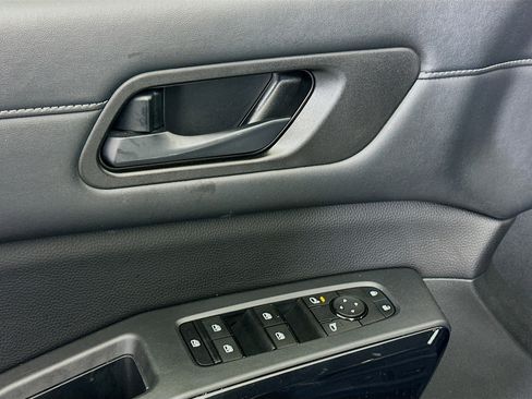 Used 2024 Nissan Pathfinder SV image 15