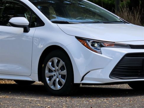 Used 2025 Toyota Corolla LE FWD image 3