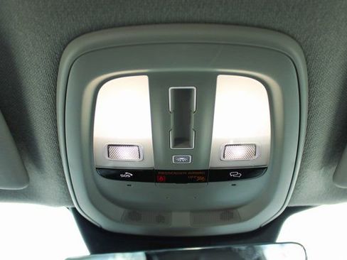 Used 2025 Volvo XC40 B5 Plus image 30