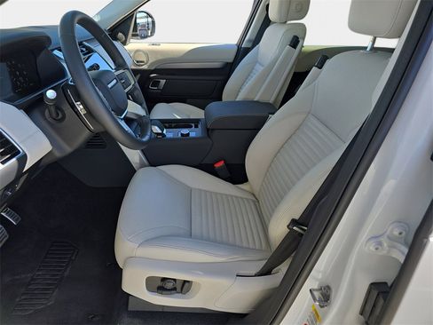 Used 2025 Land Rover Discovery Dynamic SE image 17