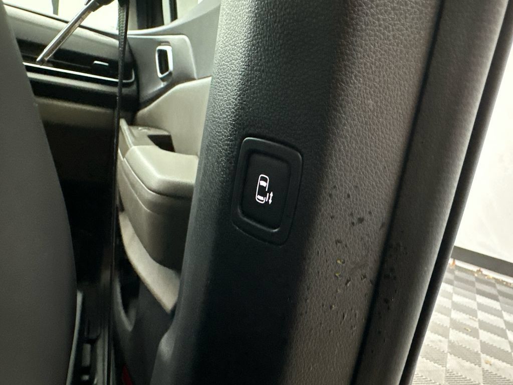 Used 2025 Kia Carnival EX FWD image 18