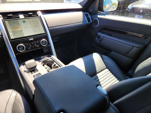 Used 2025 Land Rover Discovery S image 14