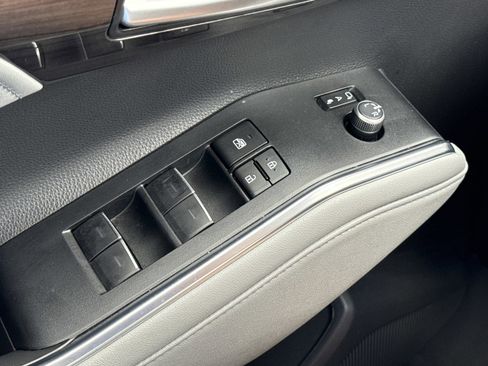 Used 2024 Toyota Highlander Limited image 20