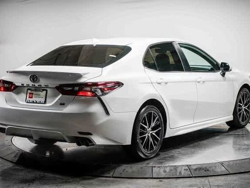 Used 2023 Toyota Camry SE image 4