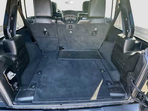Used 2019 Jeep Wrangler Unlimited Sahara w/ Cold Weather Group AWD/4WD image 25