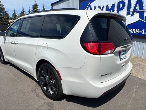 Used 2019 Chrysler Pacifica Touring-L w/ S Appearance Package FWD image 12
