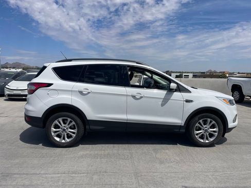 Used 2018 Ford Escape SE w/ SE Sync 3 Package AWD/4WD image 2