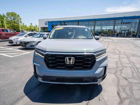 Used 2025 Honda Pilot Touring image 2