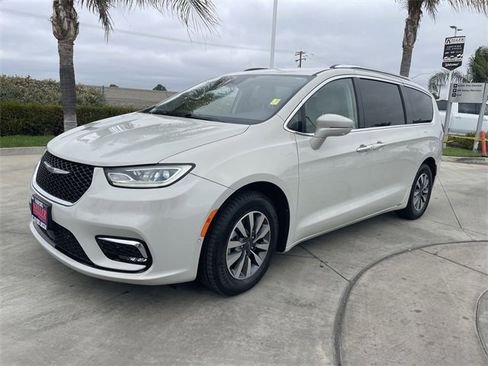 Used 2021 Chrysler Pacifica Touring-L w/ Premium & Safety Sphere Group image 4